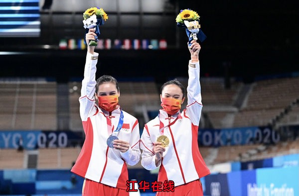 第17金！中国队包揽金银，朱雪莹、刘灵玲分获女子蹦床冠亚军