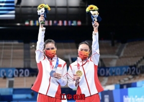 第17金！中国队包揽金银，朱雪莹、刘灵玲分获女子蹦床冠亚军